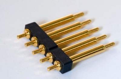 　　现在的电子电器产品都朝着精细化、安装简易化和使用寿命长的方向发展，pogopin弹簧顶针连接器体积小并且是伸缩式设计，能很好的满足现在电子电器产品需求，所以pogopin弹簧顶针连接器受到了很多连接器厂家的喜爱。  　　pogopin弹簧顶针是一个很简单的零件，但对工艺的要求十分高，要是没有有良好品质控制和完善的制造工艺水平，特别容易出现掉电和卡pin，或寿命太短的问题。pogopin弹簧顶针工艺特别精细复杂，从车床加工，电镀，组装，每个环节都可能带来严重的隐患。  　　车床加工方面：  　　应该用日本的自动车床进行加工，这样零件精密度能够确保在+/-0.01mm之中，大部分工厂都是用走刀机加工，无法保证精度。其次，车床加工的表面光洁度，特别是pogopin弹簧顶针针管的内表面光洁度十分关键。绝大部分工厂都没有表面粗糙度测试设备，即根本就没有监管这个的参数。  　　电镀工艺方面：  　　镀层的厚度对成本构成有很大的影响，质量好的pogopin弹簧顶针的镀金是16u”，但大部分产品都在1～2u”，有很大差距。其次是孔内镀金的品质对pin的电性能(阻抗)和机械性能影响也很大。  　　组装的工艺方面：  　　不良的组装工艺会造成针头歪斜，针高低长短差距太大、卡Pin、管口脱皮等严重问题。